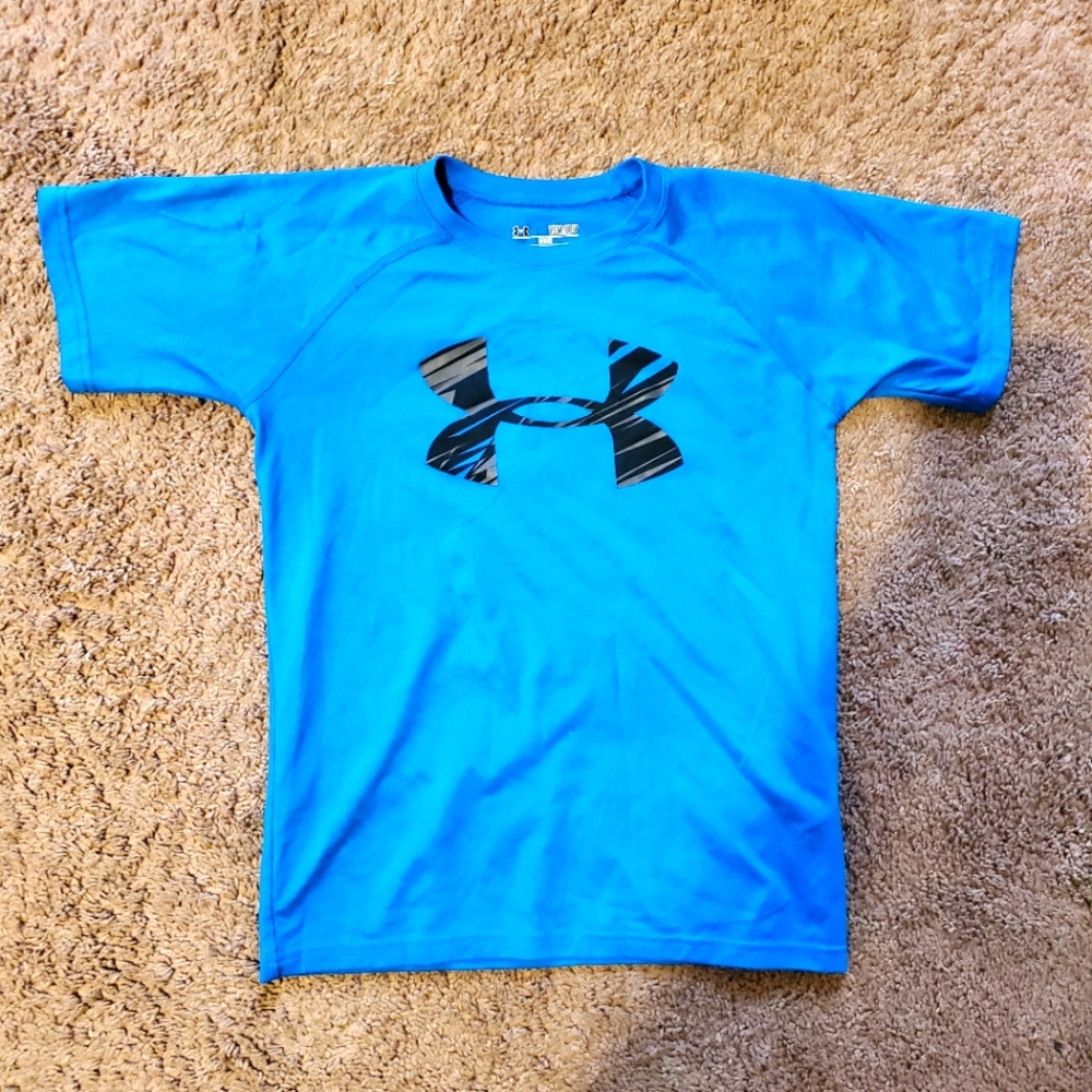 KIDS UNDER ARMOUR SHIRT LOOSE SIZE SMALL. BLUE.